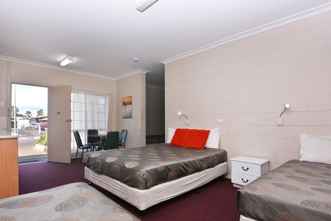 Motel Poinsettia - Renee 21