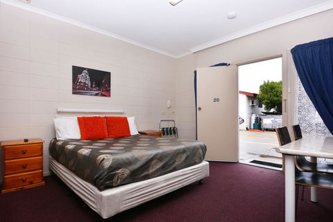 Motel Poinsettia - Renee 3