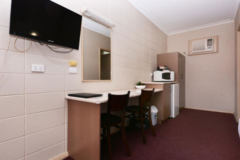 Motel Poinsettia - Renee 28