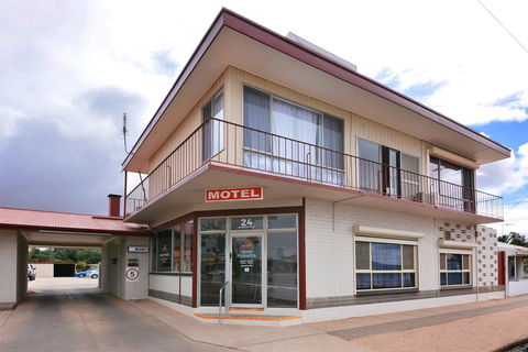 Motel Poinsettia - Renee 13