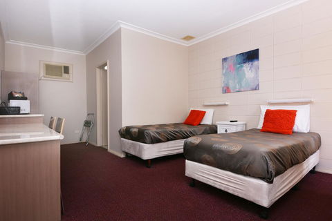 Motel Poinsettia - Renee 5