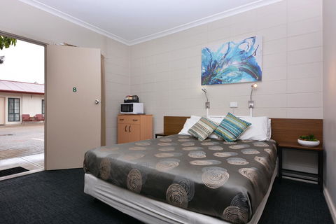 Motel Poinsettia - Renee 25