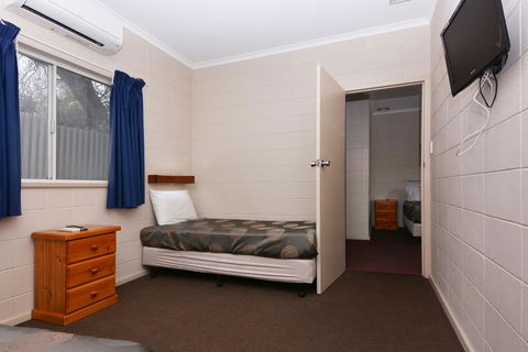 Motel Poinsettia - Renee 17
