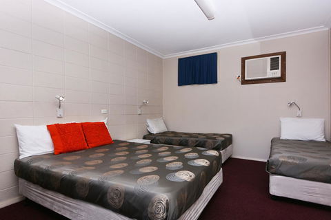 Motel Poinsettia - Renee 20
