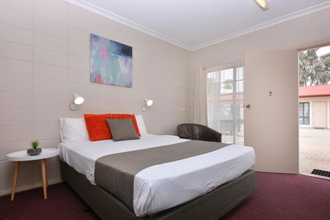 Motel Poinsettia - Renee 29