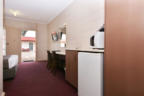 Motel Poinsettia - Renee 27