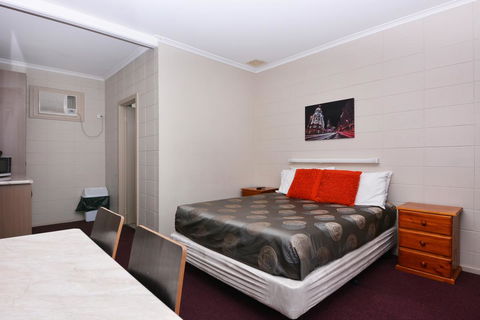Motel Poinsettia - Renee 14