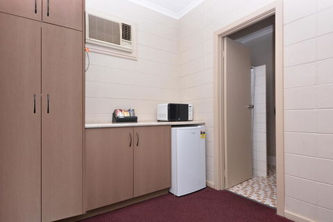 Motel Poinsettia - Renee 19