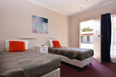 Motel Poinsettia - Renee 30