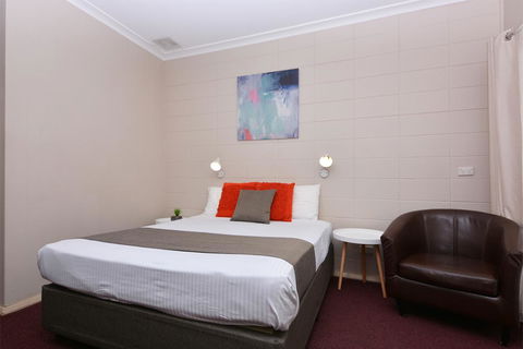 Motel Poinsettia - Renee 0