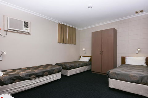 Motel Poinsettia - Renee 23