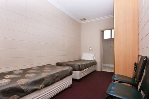 Motel Poinsettia - Renee 22