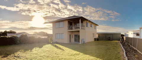 Rocks Retreat House With Sea Views - Petrol Stations 5