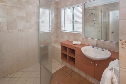 Bayshore Beachside Resort - Renee 21