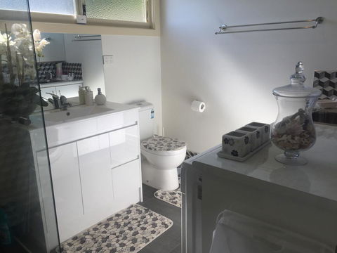 Bright & Beautiful Home On The Hills! - Swimm 22