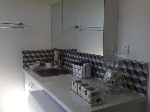 Bright & Beautiful Home On The Hills! - Swimm 23