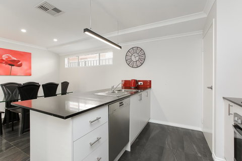 Perth Comfy Stays - Internet Find 14