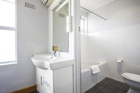 Nightcap At Carlyle Hotel - Qld Realsetate 4