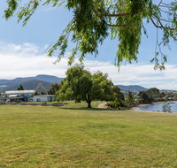 Riverfront Motel  Villas - Renee