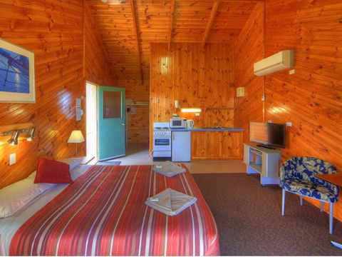 Low Head Tourist Park - Swimm 34