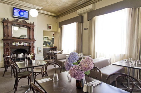 Deloraine Hotel - Renee 5