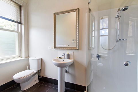 Deloraine Hotel - Renee 25