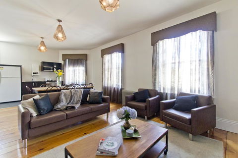 Deloraine Hotel - Renee 4