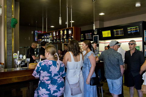 Deloraine Hotel - Renee 13