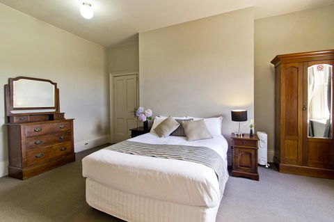 Deloraine Hotel - Renee 26