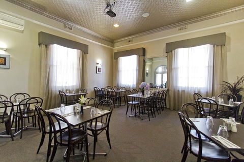 Deloraine Hotel - Renee 30