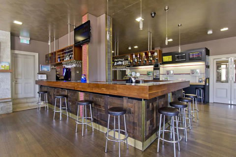 Deloraine Hotel - Renee 15