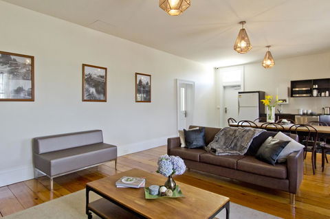 Deloraine Hotel - Renee 23