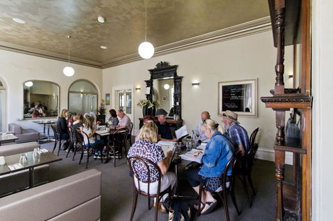 Deloraine Hotel - Renee 10