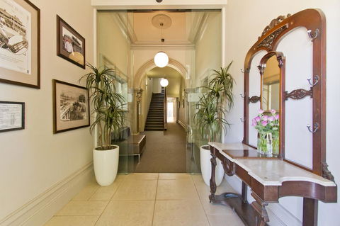 Deloraine Hotel - Renee 3