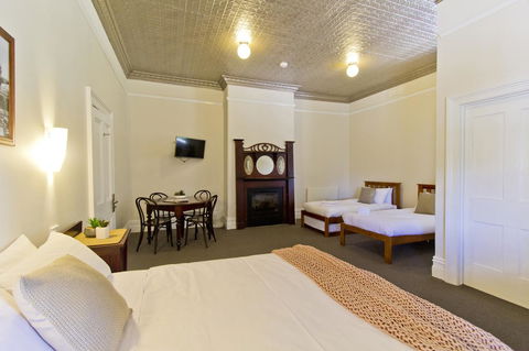 Deloraine Hotel - Renee 1