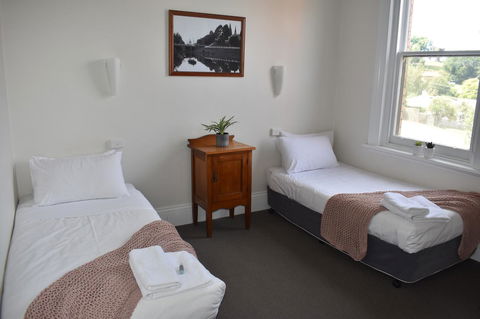 Deloraine Hotel - Renee 8