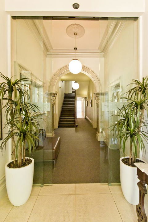 Deloraine Hotel - Renee 18