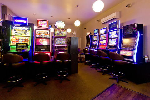 Deloraine Hotel - Renee 17