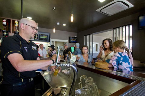 Deloraine Hotel - Renee 12
