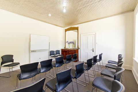 Deloraine Hotel - Renee 20