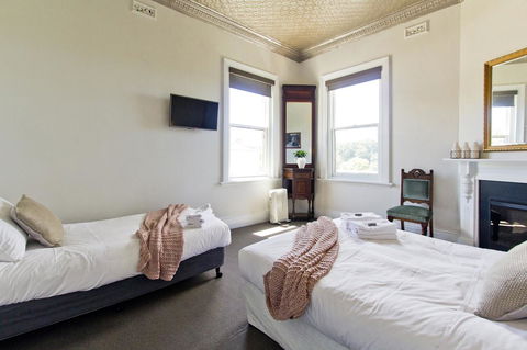 Deloraine Hotel - Renee 21
