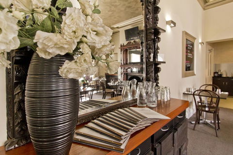 Deloraine Hotel - Renee 29
