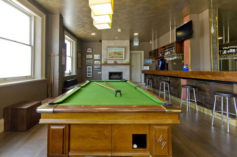 Deloraine Hotel - Renee 16