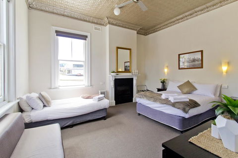 Deloraine Hotel - Renee 22