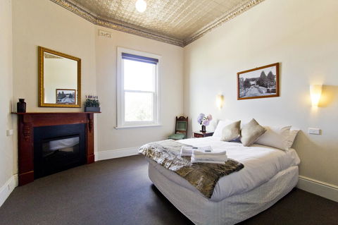 Deloraine Hotel - Renee 6