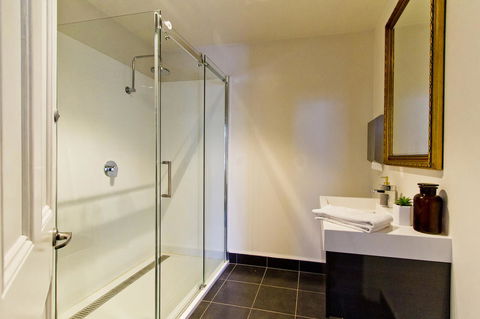 Deloraine Hotel - Renee 7