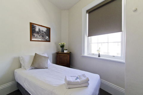Deloraine Hotel - Renee 24