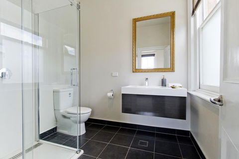 Deloraine Hotel - Renee 2
