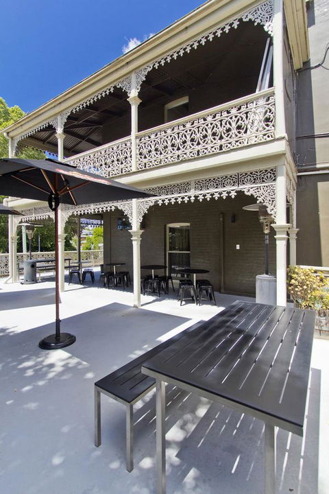 Deloraine Hotel - Renee 27