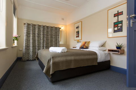 Alabama Hotel Hobart - Renee 33